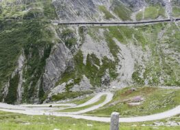 024 - unten die tremola oben alte passtrasse